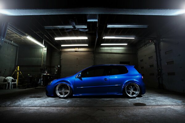 Volkswagen blu con una bella messa a punto in garage