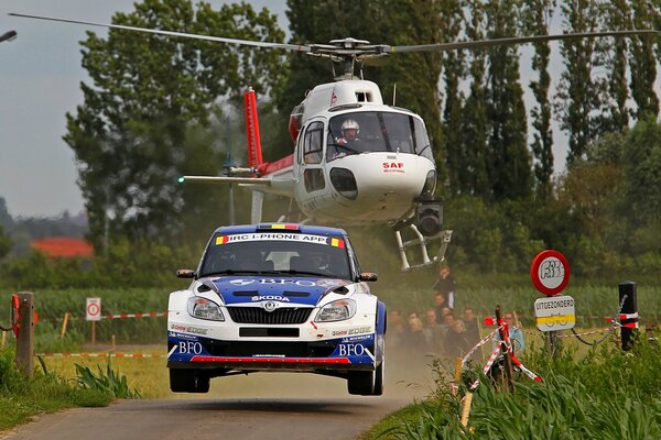 Skoda Fabia Rallye und Hubschrauber