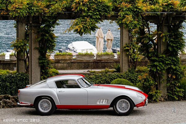 Ferrari Classic en el fondo del paseo marítimo