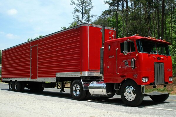 Énorme camion tracteur rouge comme de Terminator