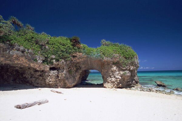 Playa de arena blanca y rocas