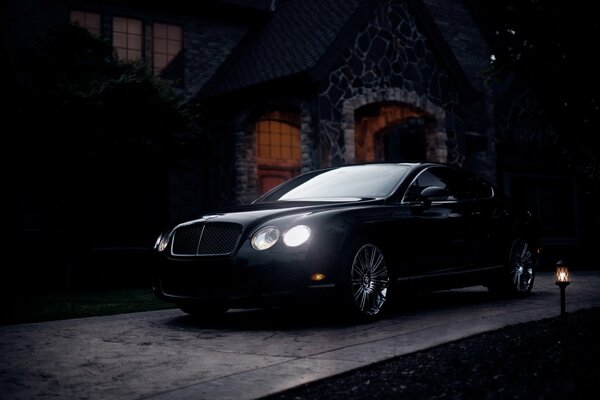 Piękny samochód Bentleya w półmroku
