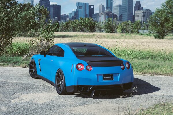 Nissan R35 azul. Vista posterior