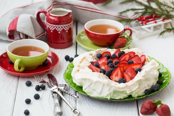 Cremiges Dessert mit Blaubeeren und Erdbeeren