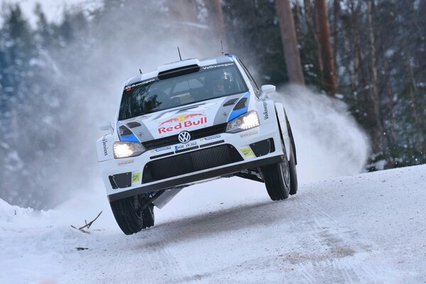 El coche de carreras de la marca Volkswagen va en la pista de nieve