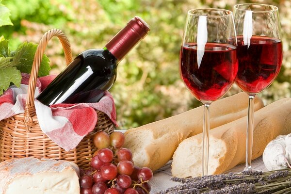 Picknick mit Wein, Trauben, Käse und Baguette