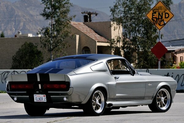 Coche Ford Mustang vista trasera