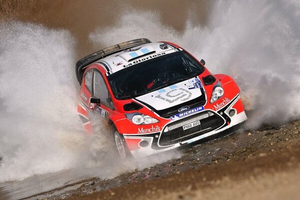 Rojo Ford fiesta Racing sobre el agua