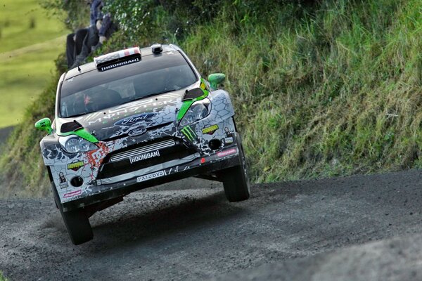 La Ford fiesta sportiva guida su una strada sterrata