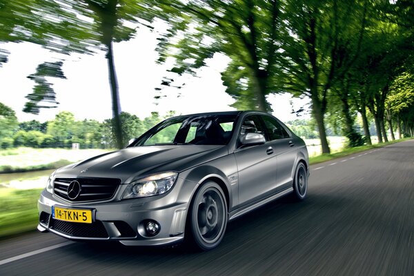 Mercedes Berline sur la route dans le trafic mercedes C63 amg