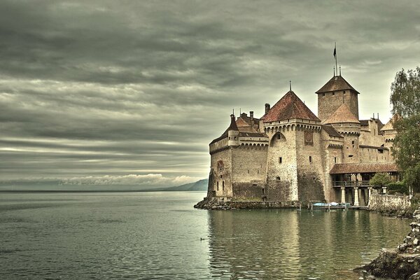 Antico castello sulle rive di un fiume tranquillo