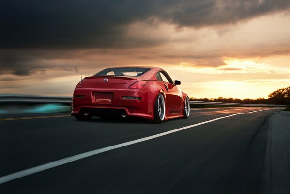 Roter Nissan 350z auf der Abendstraße