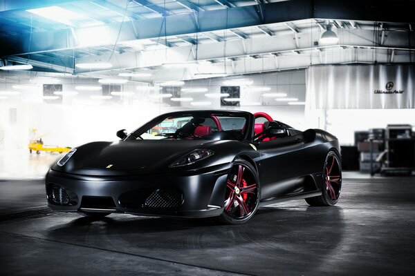 Noir Ferrari supercar tuning dans le garage