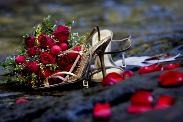 Fotografia ślubna z wykorzystaniem czerwonych róż i butów