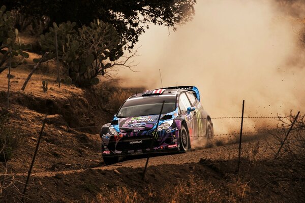 Voiture de sport Ford Fiesta sur la piste dans un virage