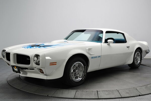 Weißes Auto pontiac trans am von 1973