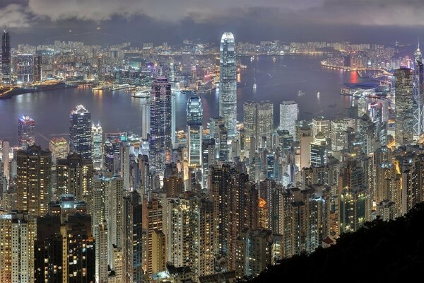 Grattacieli di Hong Kong nell illuminazione notturna