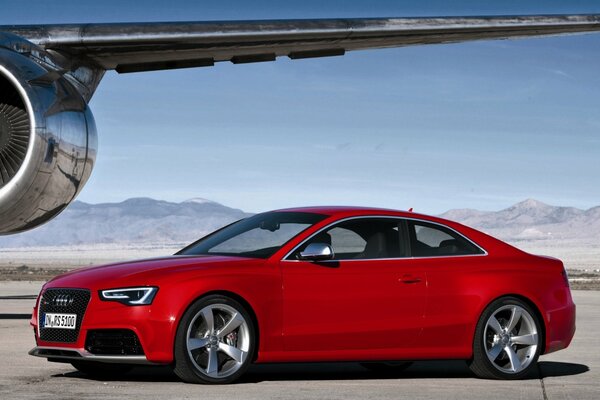 Audi rs 5. Coupé rojo 5. Desierto