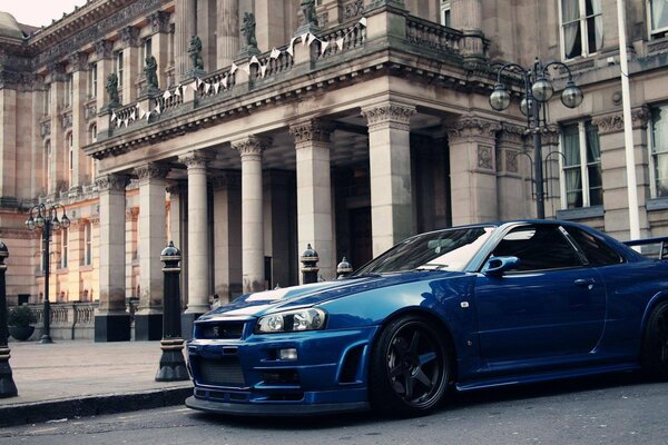 Blaue Nissan Skyline auf Hintergrund eines alten Gebäudes