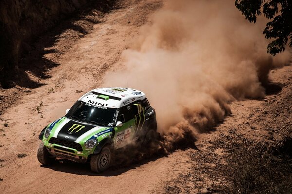 El Mini Cooper verde a la velocidad y los clubes de polvo de ella