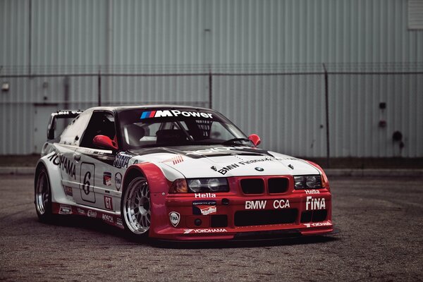 Bmw M3 e36 dans le kit carrosserie avec décalque