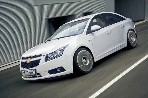 Biały samochód CHEVROLET CRUZE