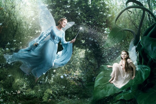 Fille et fée avec des ailes dans la forêt magique