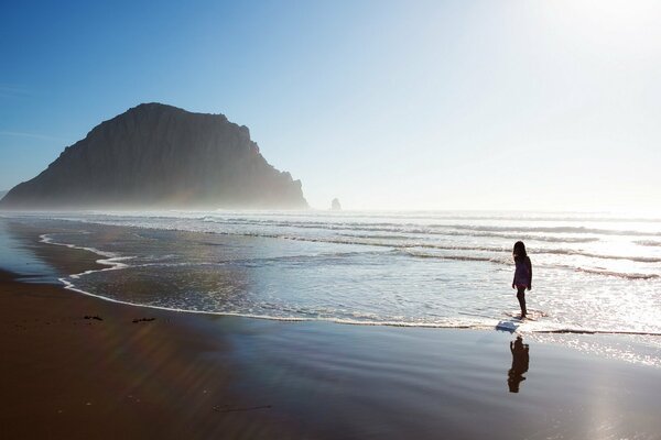 Silhouette d un homme sur le rivage de la mer