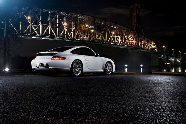 Bianco Porsche sullo sfondo del ponte, di notte