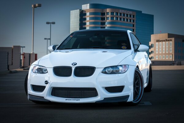 Blanco BMW epicor en el estacionamiento