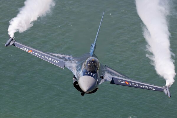 Un avión de combate vuela sobre el agua