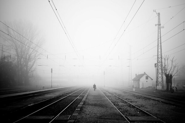 Hombre en tunan en el ferrocarril