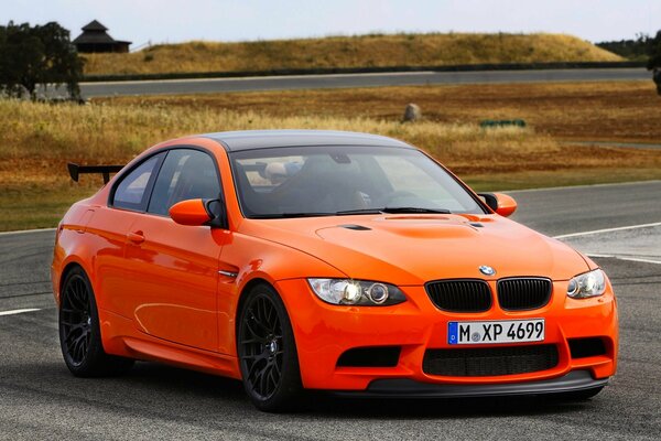 Schöner orange BMW gts m3. Stromlinienförmiges Getriebe, schöne Scheinwerfer und eine perfekt glatte Motorhaube