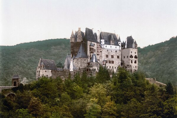 Ancien château au sommet d une colline