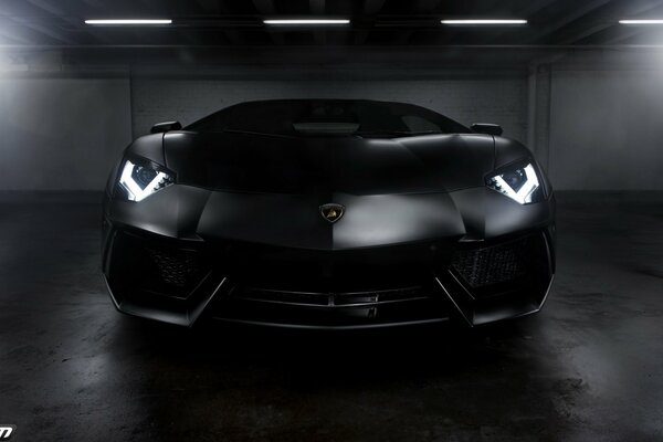 Суперкар Lamborghini aventador угольного цвета