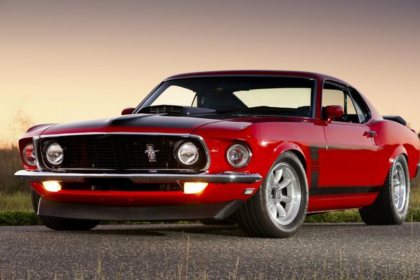 Czerwony ford Mustang boss 302 na drodze