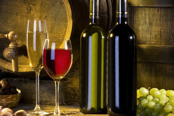 Vin rouge et blanc dans des verres et des bouteilles