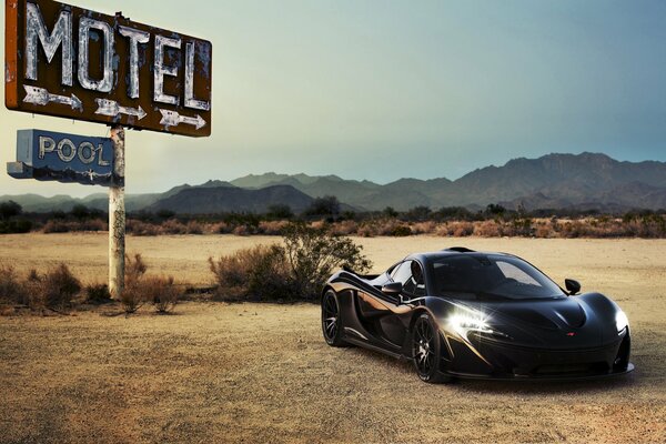 McLaren p1 supercar noir dans le désert