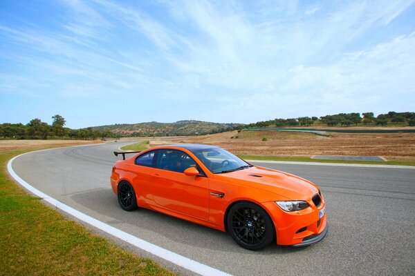 La BMW arancione sembra fantastica