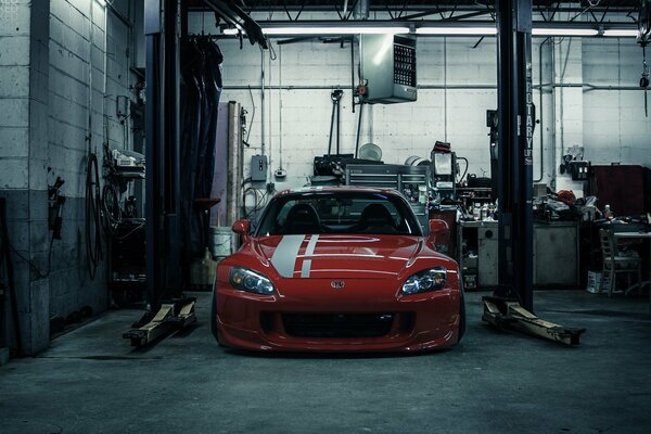 Honda rossa in riparazione in garage