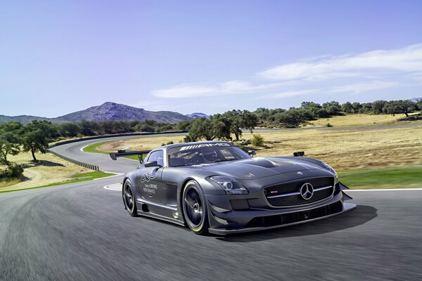 Mercedes-Benz SLS est divin comme toujours