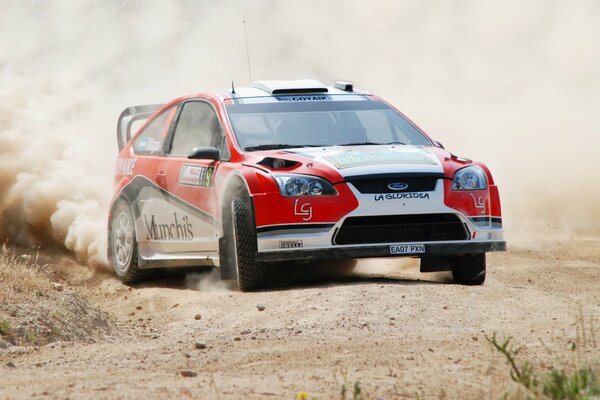 El conductor de Ford en el Rally entra en una curva