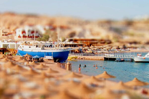 Kreatives Foto des blauen Schiffes