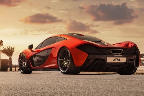 Supercar orange conceptuel à l arrière