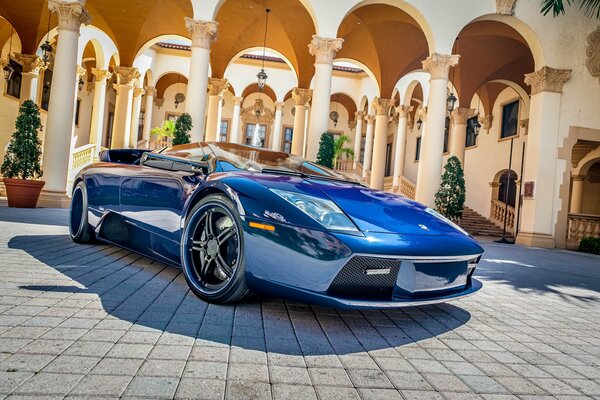 Supercar bleu brillant près de collona Palace