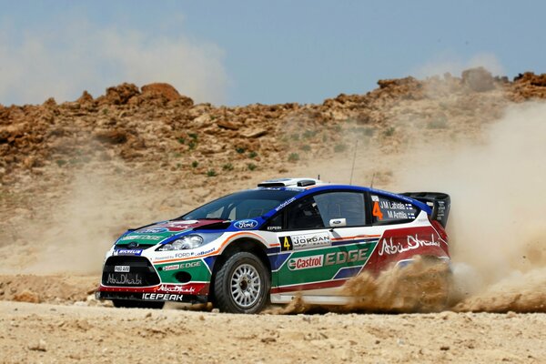 Carreras de coches en el desierto a la velocidad