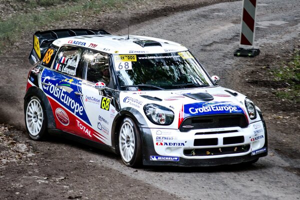 Course automobile sportive sur une mini-voiture blanche