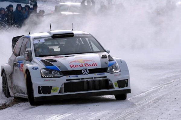 Rally en invierno mientras derrape en las carreras