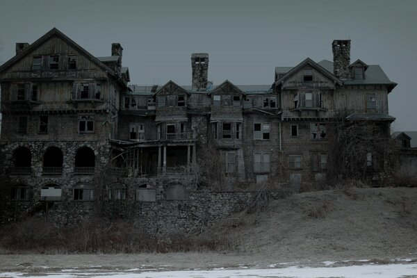 Vieille maison sombre dans un endroit vide