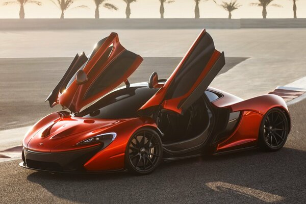 Roter Supersportwagen McLaren P1 mit offenen Türen